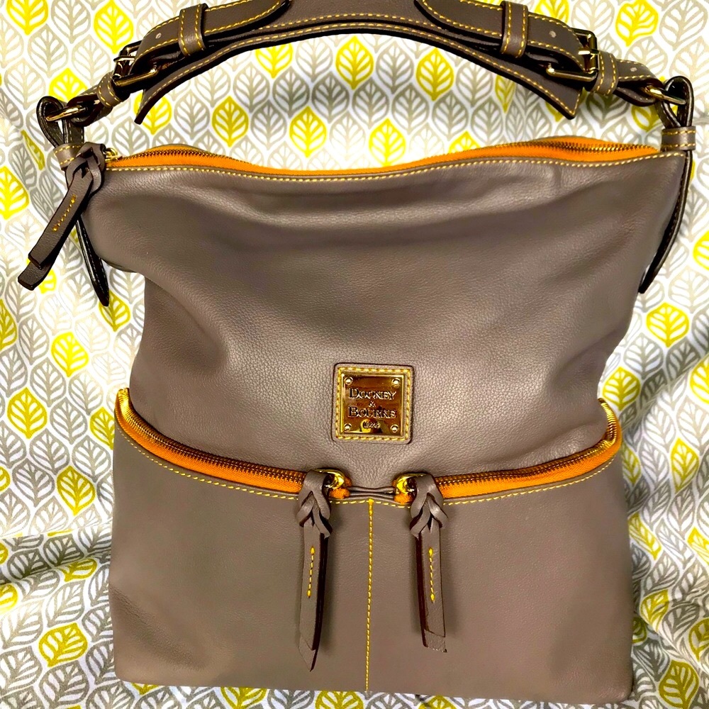 Dooney & Bourke Dillen Elephant Pebble Leather Medium Pocket Sac Hobo Red Lining